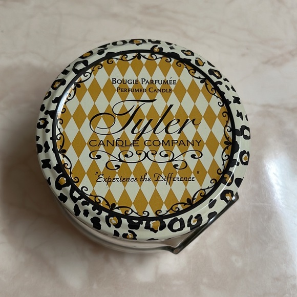 Tyler Candle Company ~ Head Over Heals~ 3.4 oz ~ Bougie Parfumee - Picture 1 of 4